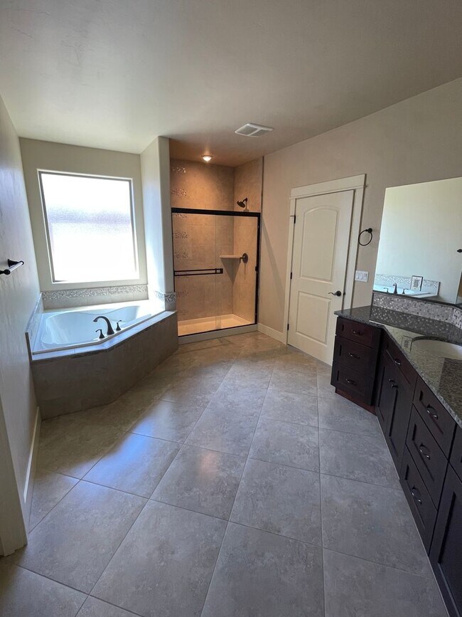 Building Photo - Beautiful House in Horn Rapids