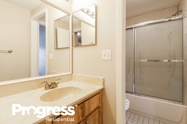 Building Photo - 2825 Cedaridge Dr