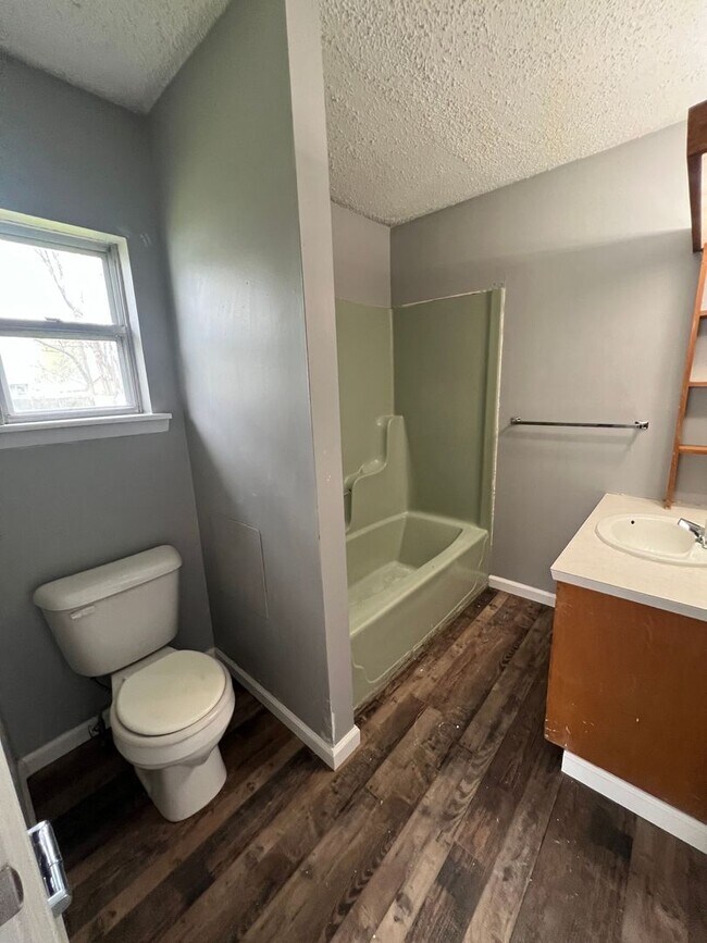 Building Photo - 1 bed/1 bath duplex