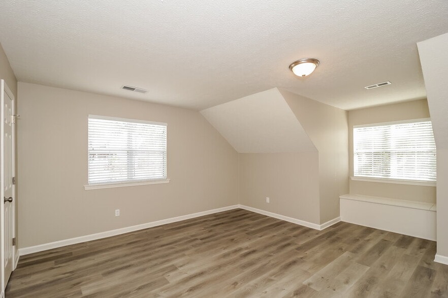 Building Photo - 355 Woodstream Dr