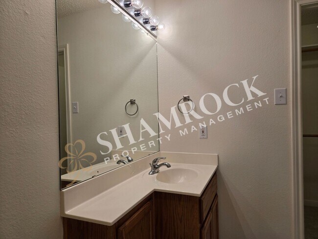 Building Photo - 2/2 Duplex in Midway ISD!