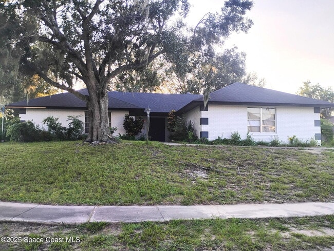 Primary Photo - 1610 Carriage Dr