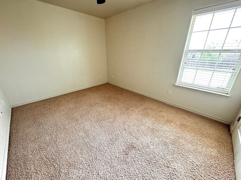 Building Photo - 3710 Salt Fork Dr