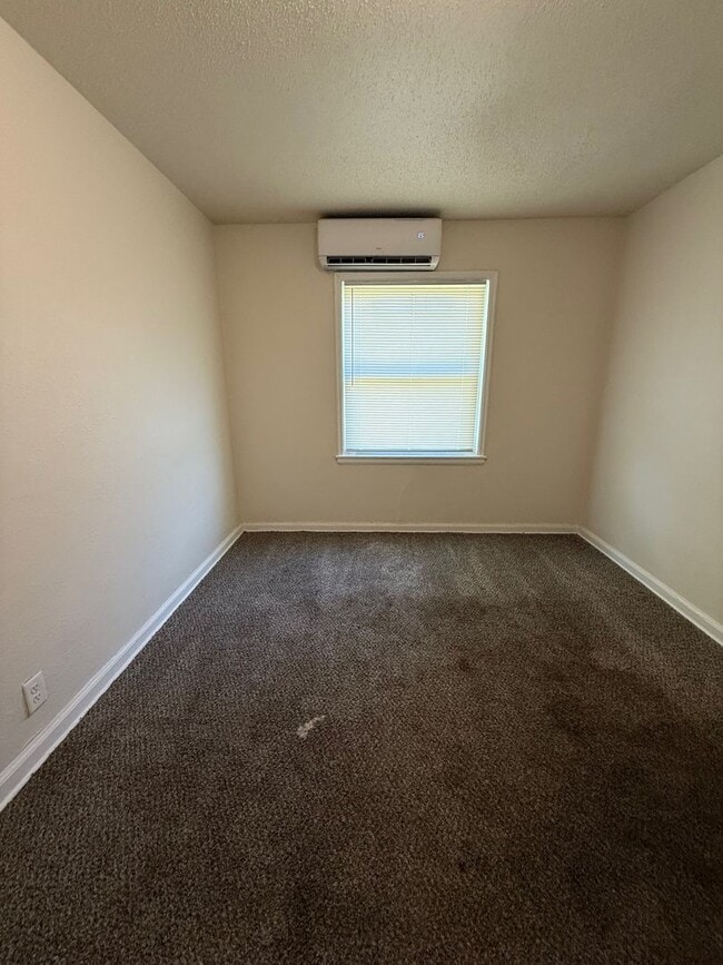 Building Photo - Spacious 2 Bed / 1 Bath Quadplex Near Down...