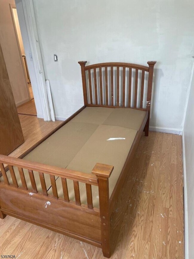 Building Photo - 743 E 18th St