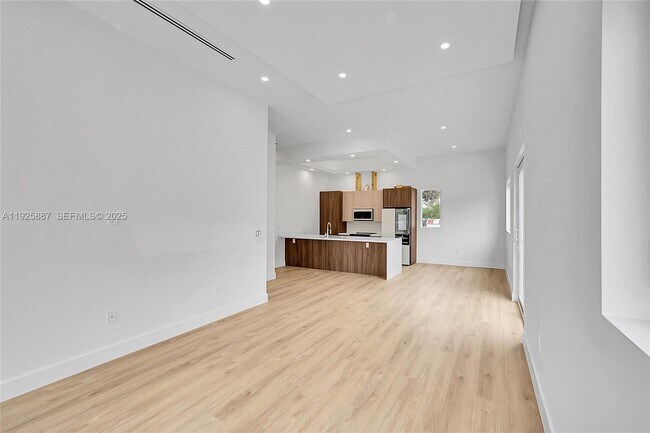 Building Photo - 2931 SW 12th Ave