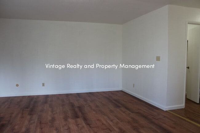 Building Photo - Available Soon! Recently Updated Very Nice...