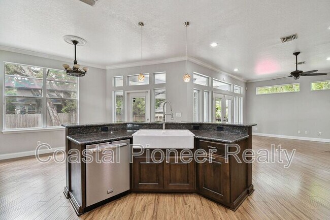 Building Photo - 6105 S Elkins Ave