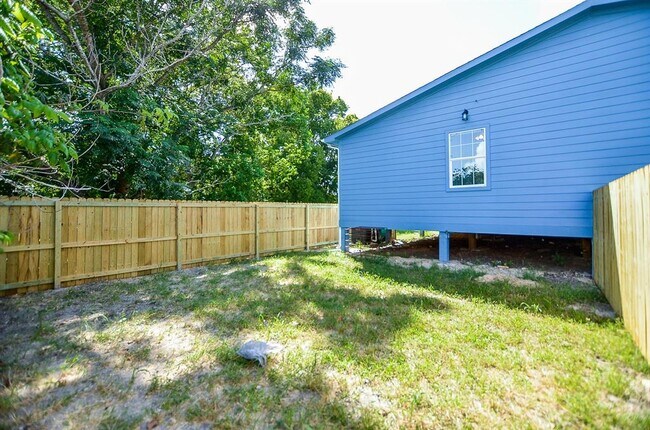 Building Photo - 239 Broadhurst Dr