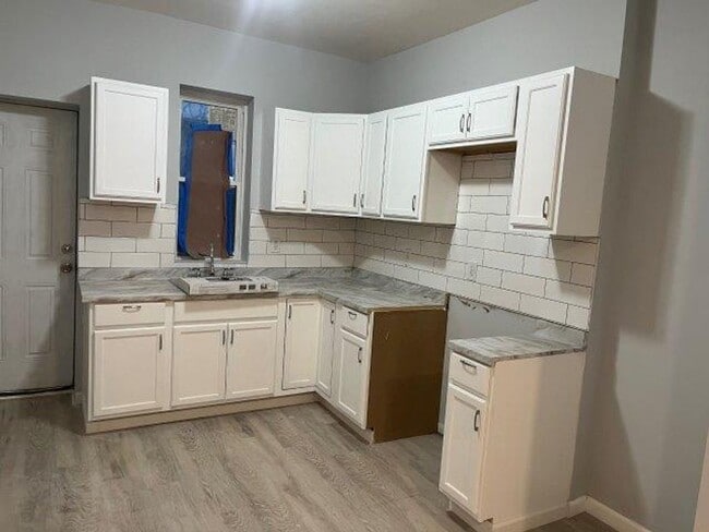Primary Photo - Stunning Renovated 3 Bedroom home, great l...