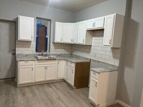 Building Photo - Stunning Renovated 3 Bedroom home, great l...