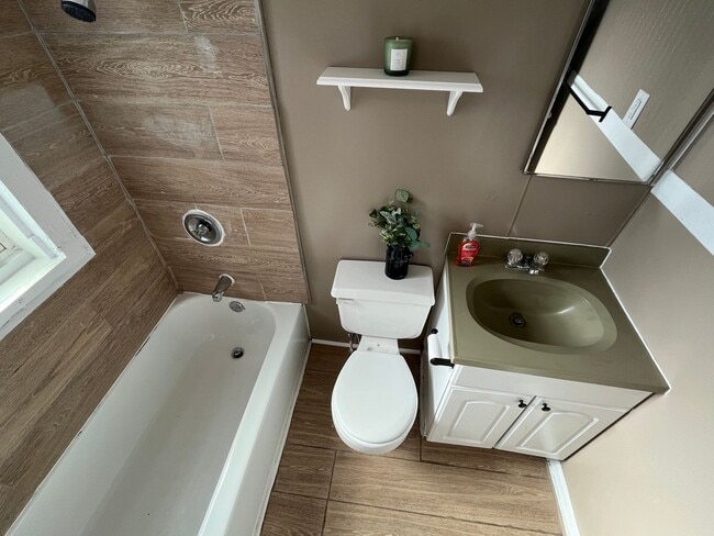 Building Photo - Cozy 2-Bedroom, 1-Bathroom Home