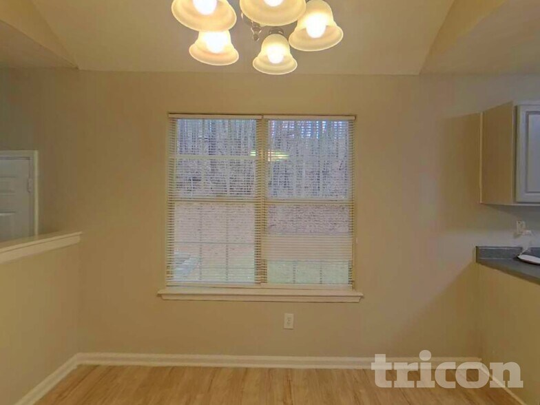 Building Photo - 3250 Diamond Blf