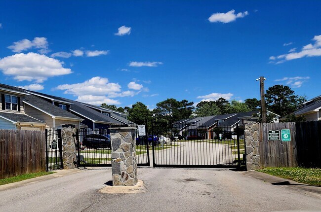 Building Photo - Beautiful 3 bed 2 1/2 bath townhome in a g...