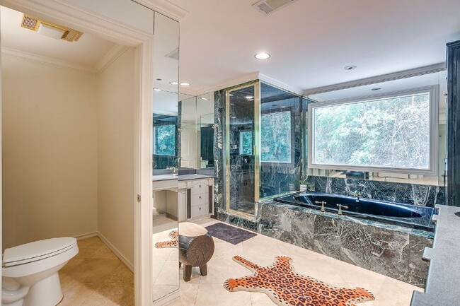 Building Photo - Private 4 Bedroom Retreat for Lease