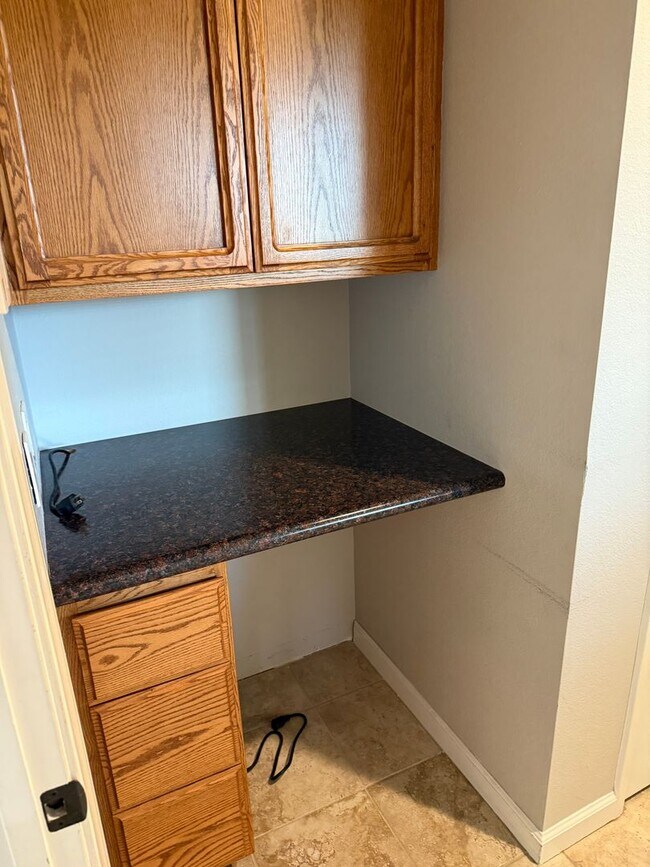 Building Photo - Charming 2-bedroom, 2-bathroom home locate...