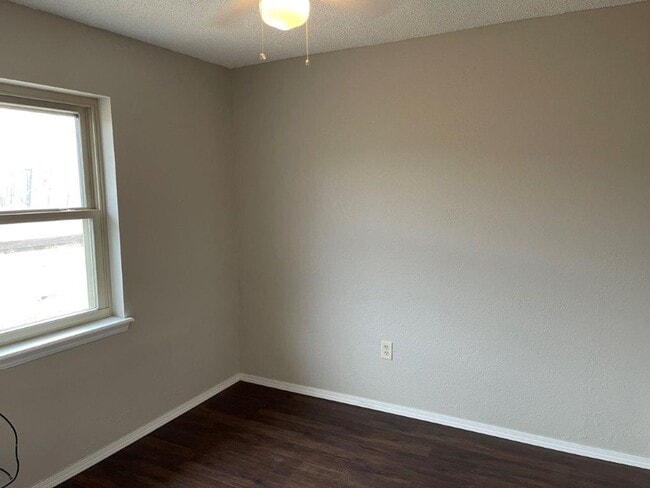 Building Photo - 3 bed 2 baths in Lawton! Cute and cozy hug...