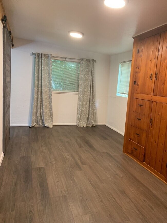 Building Photo - STUDENTS WELCOME! Cozy 1-Bedroom Bungalow w/ Garden and Detached Studio