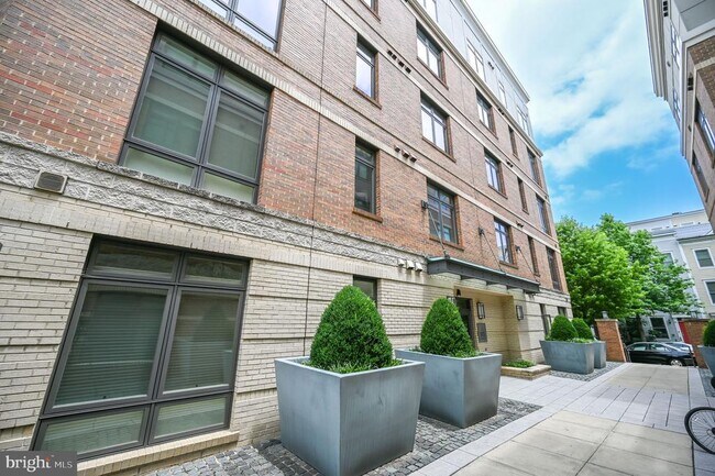 Building Photo - 915 N Patrick St