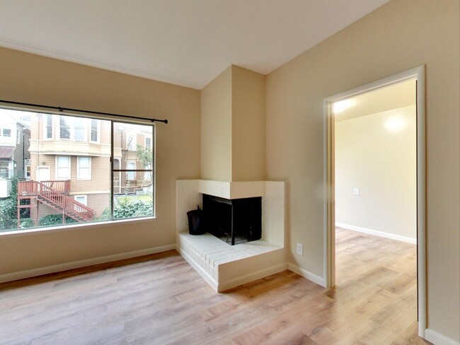 Building Photo - 2 BR/1 BA Top Floor with Balcony!!  Parkin...