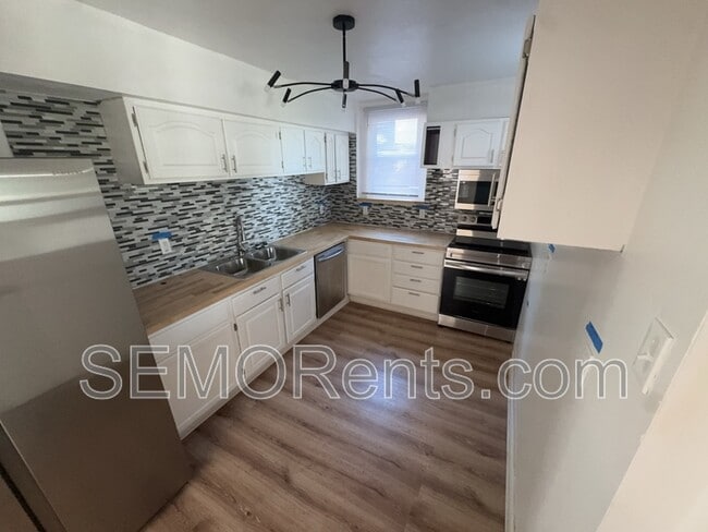 Primary Photo - 6740 Robbins Ave