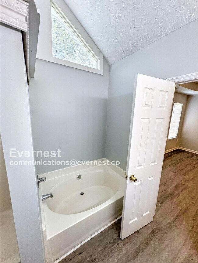 Building Photo - 305 Renee Dawn Ct