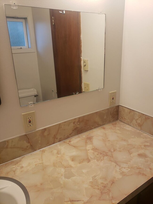 Building Photo - Charming Studio Duplex! rentalsc21.com