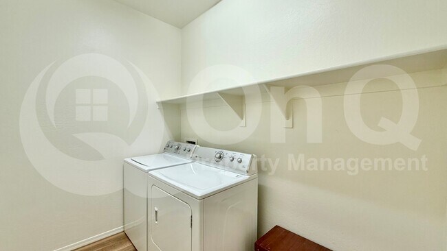 Building Photo - 5215 S 18th Pl