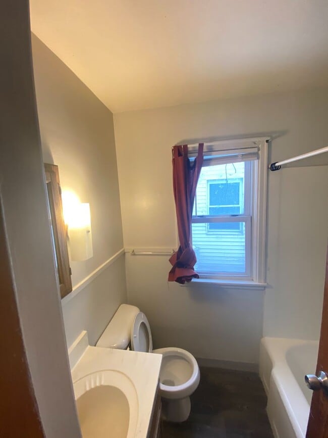 Building Photo - Spacious 3 bedroom 2 bathroom single famil...