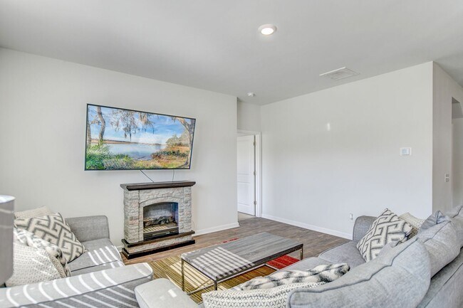 Building Photo - Summerville Home Rental