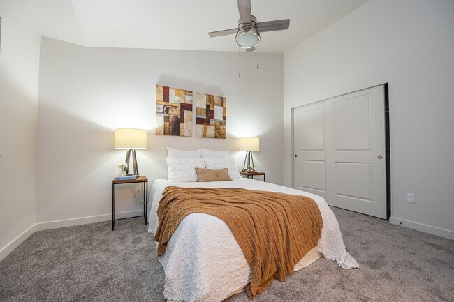 Building Photo - Move in Special! Carefree living in vibrant downtown Puyallup!