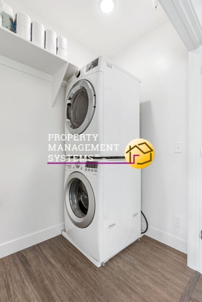 Building Photo - 2 Bed Townhome - *Includes Internet!!