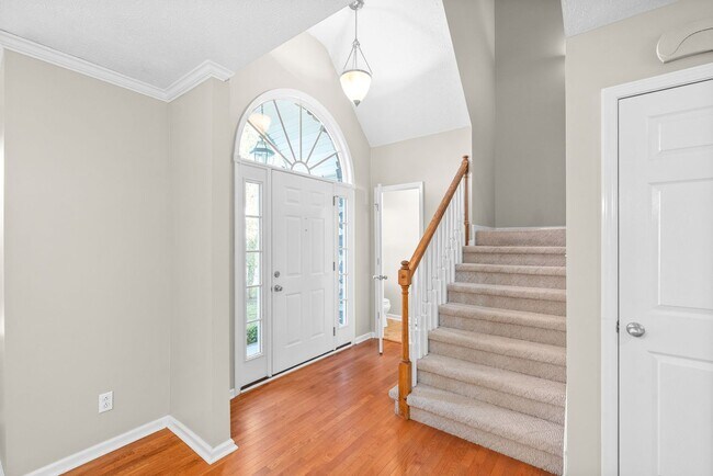 Building Photo - Pet Friendly Three Bedroom with Bonus!