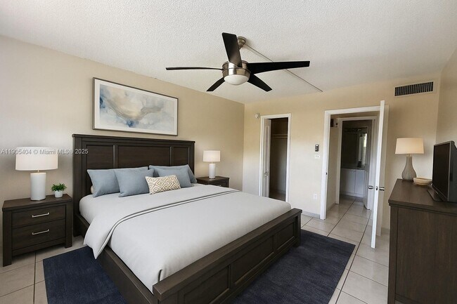 Building Photo - 666 W 81st St