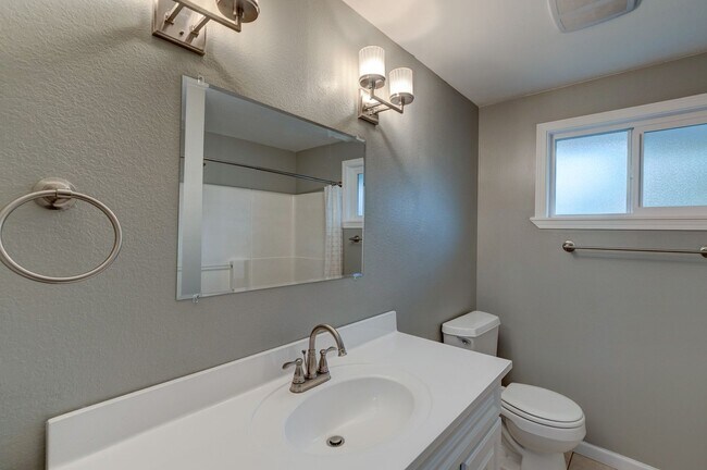 Building Photo - Beautifully Updated 3-Bedroom Home with Large Fenced Yard