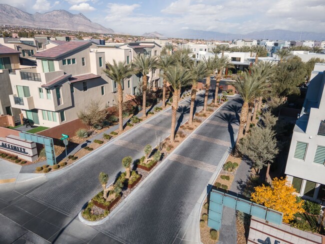 Building Photo - Luxury Summerlin townhome in resort style gated community