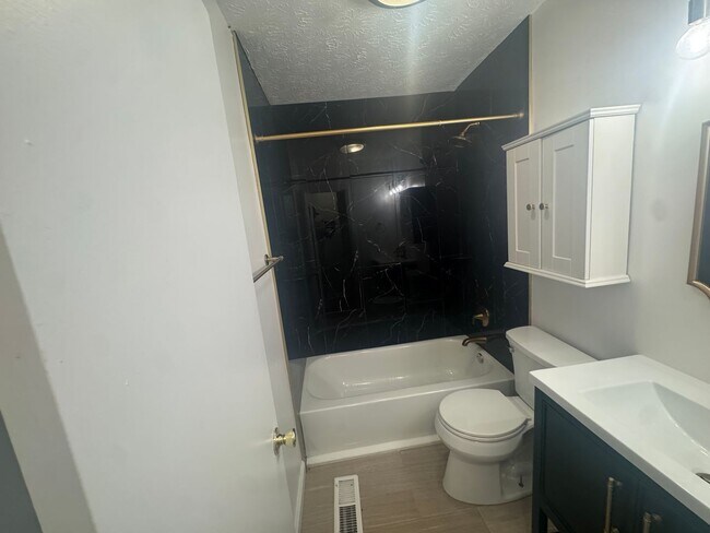 Building Photo - 625 Shadywood Ln