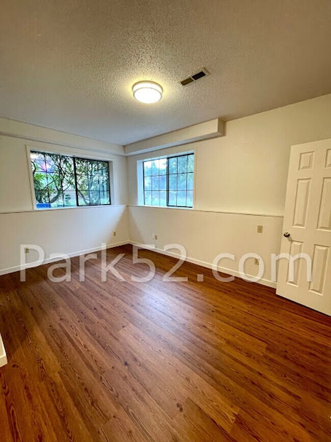 Building Photo - 9024-9024 Waverly Dr SW