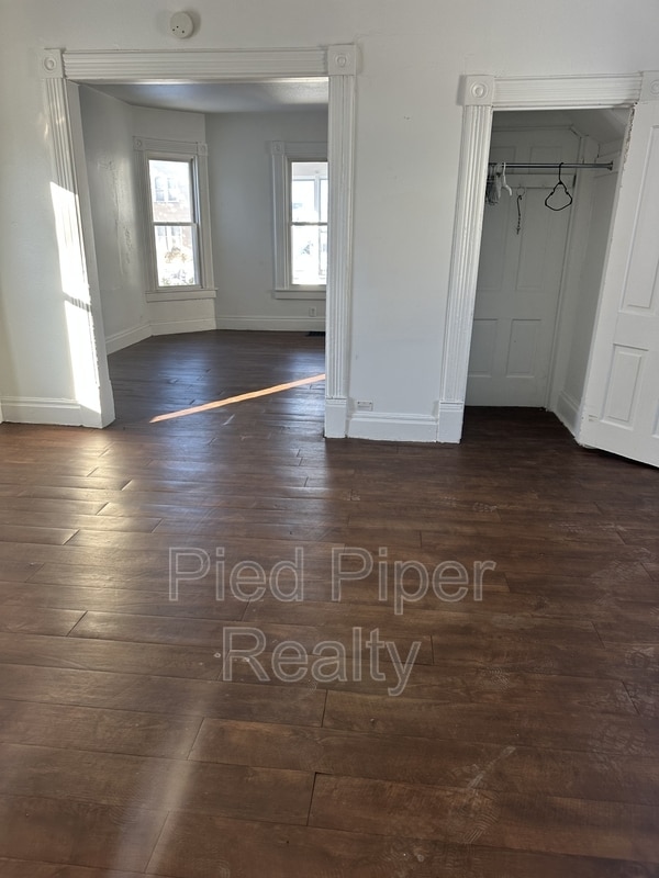 Building Photo - 425 W American St