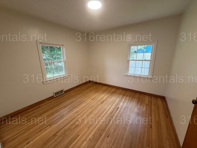 Building Photo - $1400 - 3 bedroom / 1 bathroom - Single Fa...
