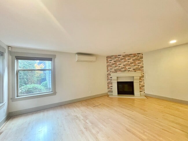 Building Photo - AVAILABLE NOW 3 BD 3.5 BA Townhome in Fremont