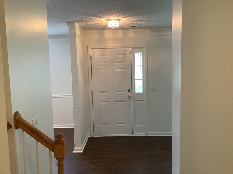 Building Photo - 6527 Forest Cross Dr