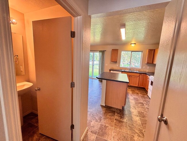 Building Photo - Ready for Move In - Cedar Creek Spacious L...