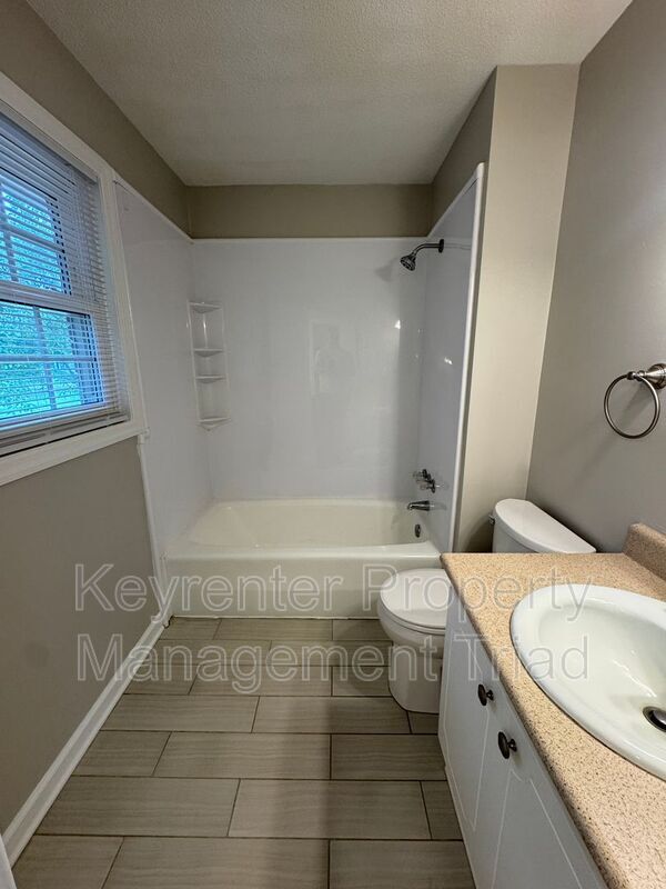 Building Photo - 8020 Linville Rd