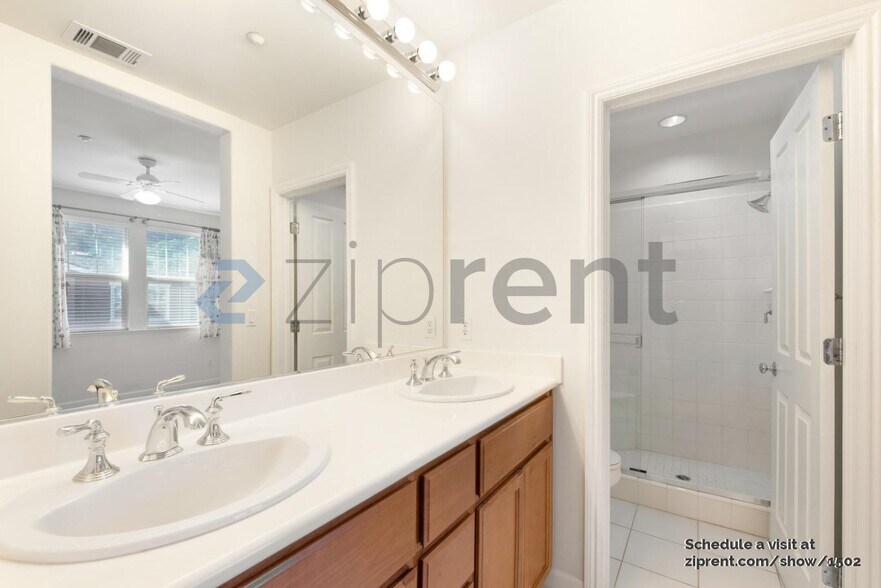 Building Photo - 400 Live Oak Way