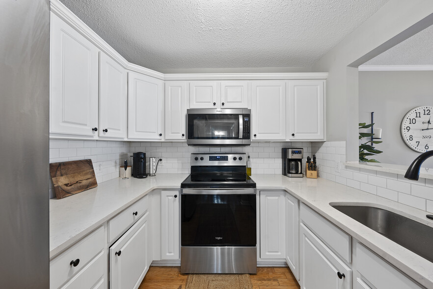 Building Photo - 1121 Parkridge Ln