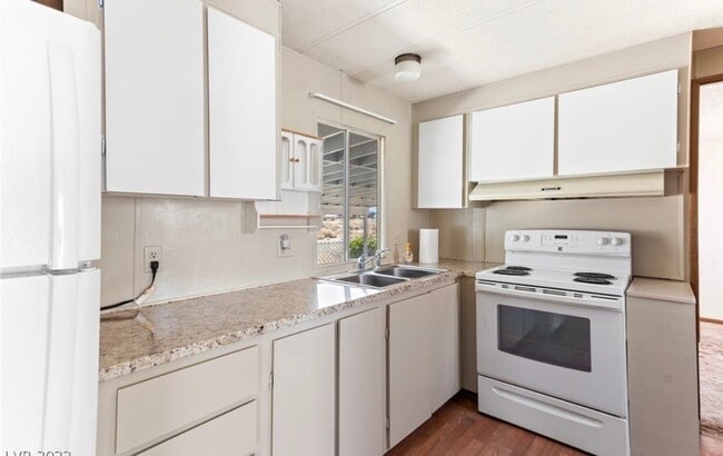 Building Photo - 2/2 Bedroom