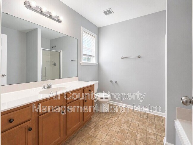 Building Photo - 2195 Highland Gate Dr