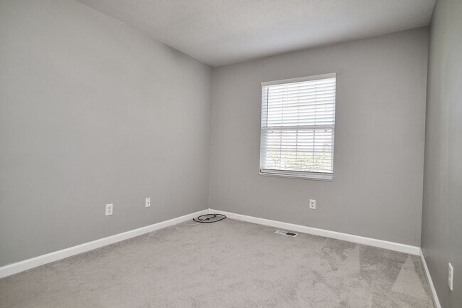 Building Photo - For Rent-4BDRM, 2.5BA Home in Ashwood