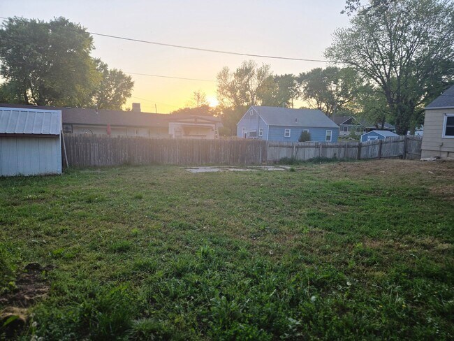 Building Photo - 3 bedroom, large privacy fenced in yard, oversized garage